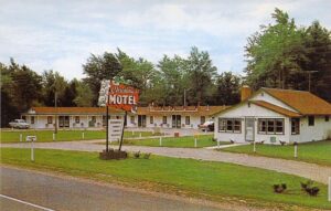Postcard of the Christmas Motel from around 1968.