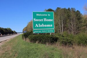 Photo of sign along Mississippi and Alabama state line that says "Sweet Home Alabama".