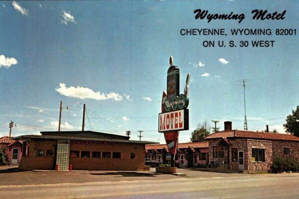 Postcard picture of the Wyoming Motel and Luxury Diner from around 1964.