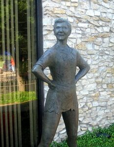 Photo of statue of Mary Martin as Peter Pan