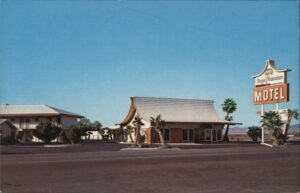 Picture postcard of Arne's Royal Hawaiian Motel back in its heyday. 
