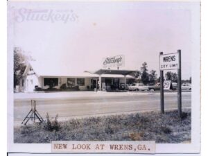 Old black and white photo of the Stuckey's store in Wren's, Georgia.